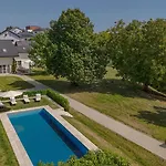 Luxus Mit Grossem Pool Alleinlage Naehe Graz *
